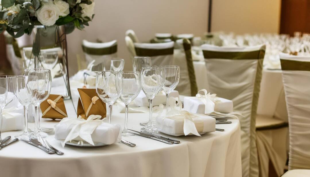 Photo Wedding reception Table with wedding favours and small still left on the table 